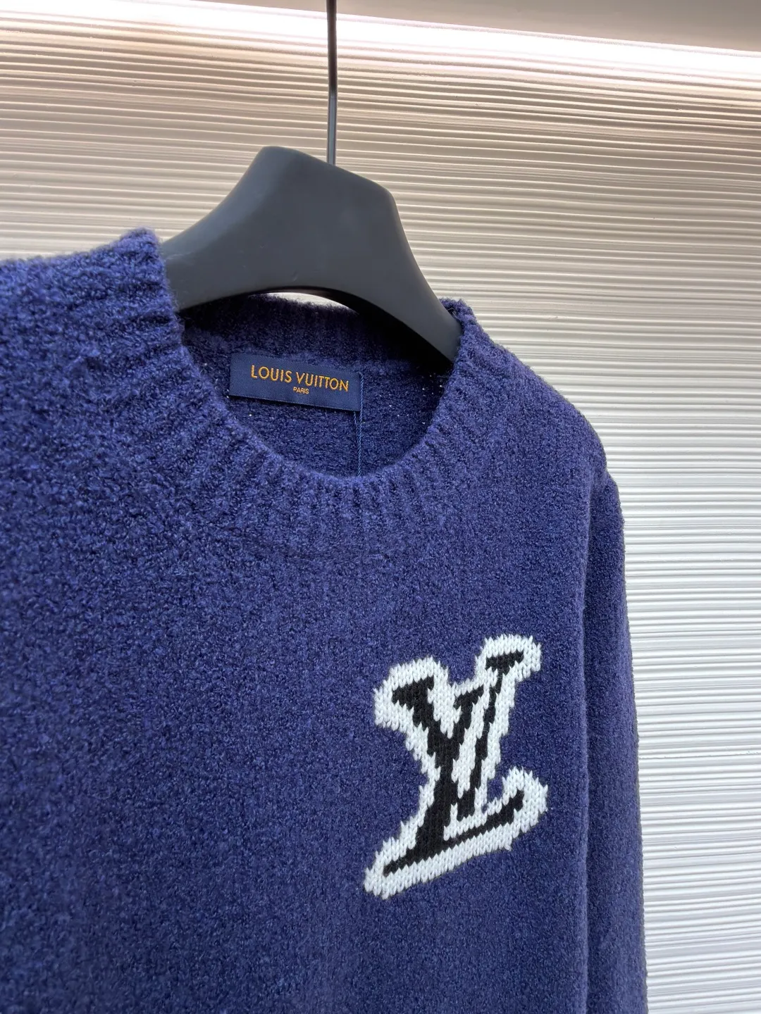 LOUIS VUITTON double-sided intarsia sweater ●Item number: 1681844-A85 ●Material: wool blended fabric ●Technology: knitted intarsia production ●Version: fitted version ●Weight: about 670 grams ●Size: S-M-L-XL ●Description: Made of custom-woven and dyed sheep wool 65% cotton %20 Spandex 15%. The special washing process is very soft and skin-friendly. It has 7 knitting workers. The thickness of each stitch of the inlay on the clothing logo is consistent with ZP. The back logo is mirror inlay. This crew-neck sweater is made of a blend of sheep wool and yak hair, and uses thick yarn to create a comfortable texture. The contrasting LV logo is integrated into the knitted fabric, and the mirror-effect logo is cleverly displayed on the rear. The casual and elegant design makes it easy to style your weekend look. The overall wiring is straight and delicate, the fabric is comfortable and soft, and the color is consistent without color difference. It can be matched with the same style to create a fashionable look and control various occasions. Customized accessories, complete with three standards, same style for men and women!